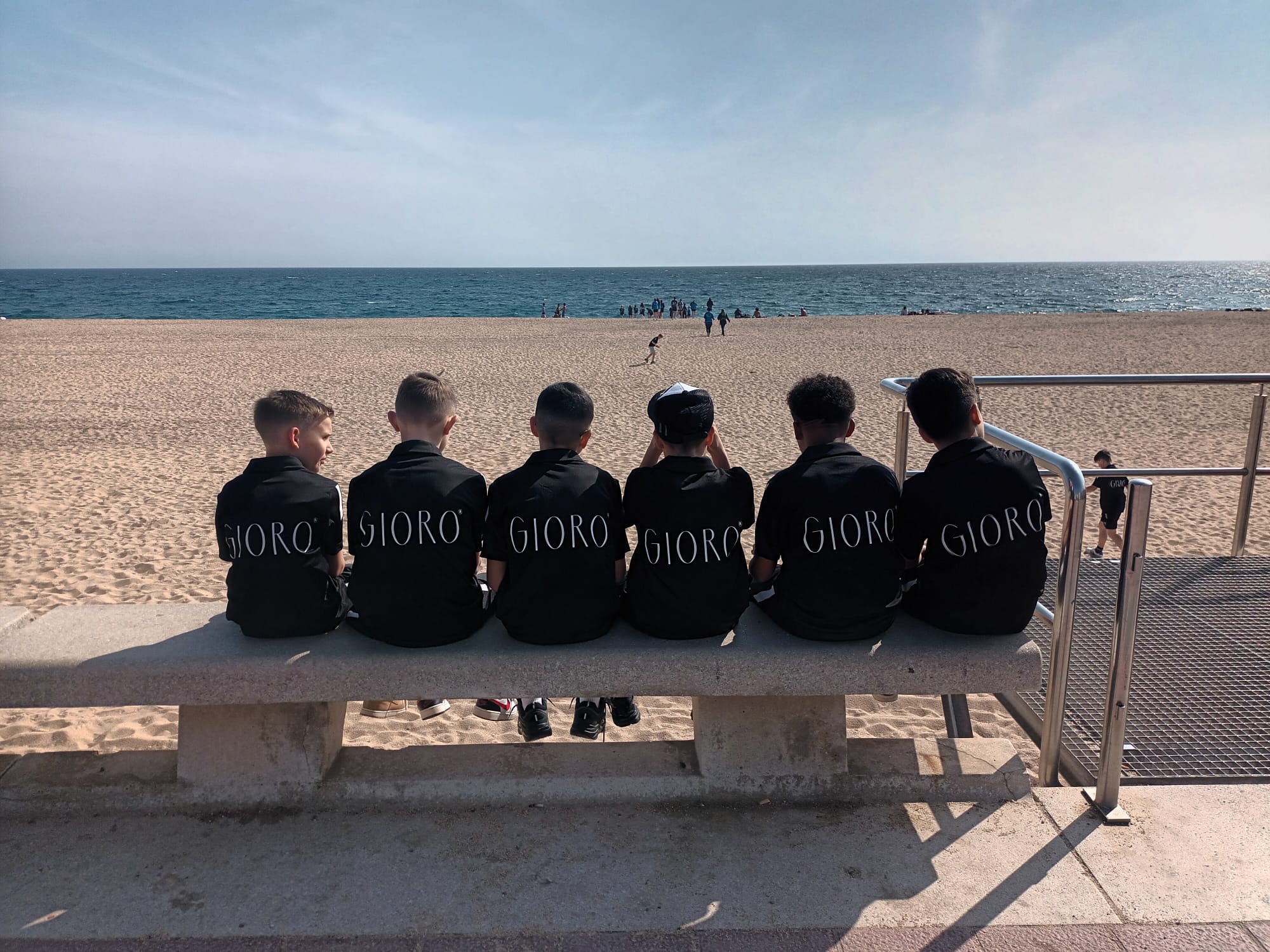 GIORO unterstützt die D- und C-Jugend von Rot-Weiß Dorsten als Sponsor – Fußballmannschaft in neuen Trikots auf dem Spielfeld.