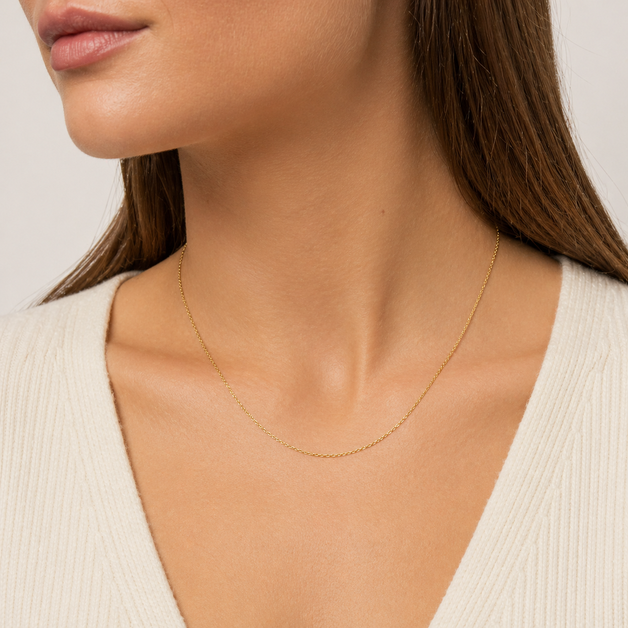 Feine Ankerkette 585 Gelbgold 0,8 mm LUMEA getragen von Frau