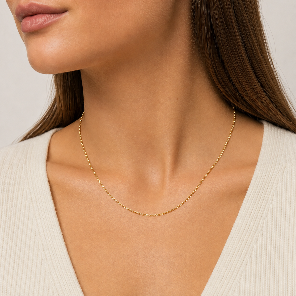 Feine Ankerkette MELIA aus 585 Gelbgold 1,1 mm am Hals getragen